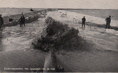 ZUIDERZEEWERKEN - Het opspuiten van de Dijk