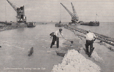 ZUIDERZEEWERKEN - Aanleg van de Dijk