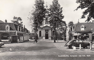 RIJSENBURG - Kerkplein met R. K. Kerk