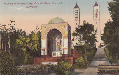 NIJMEGEN - H. Hart Monument met Cenalkerk H. Land