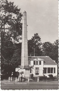 APELDOORN - Gedenknaald