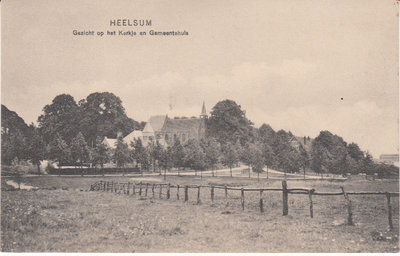 HEELSUM - Gezicht op het Kerkje en Gemeentehuis