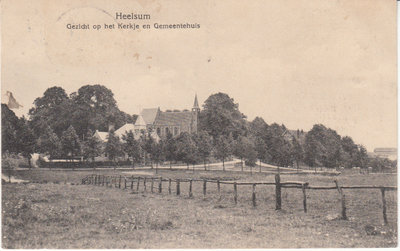 HEELSUM - Gezicht op het Kerkje en Gemeentehuis