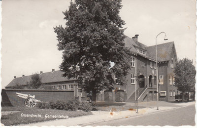 OSSENDRECHT - Gemeentehuis