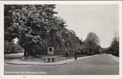 AALTEN - Stationstraat met Monument