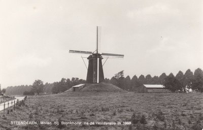 STEENDEREN - Molen bij Bronkhorst na de restauratie in 1960