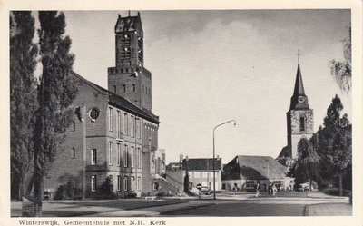 WINTERSWIJK - Gemeentehuis met N. H. Kerk