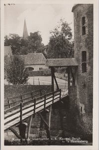 S HEERENBERG - Kijkje in de Voorburcht v. h. Kasteel Bergh