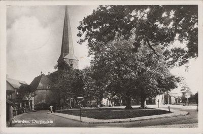 VORDEN - Dorpsplein