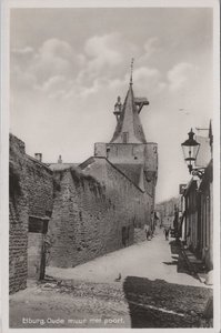 ELBURG - Oude muur met poort