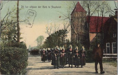 STAPHORST - Bij het uitgaan der Kerk te Staphorst