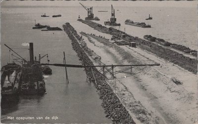 ZUIDERZEEWERKEN - Het opspuiten van de Dijk