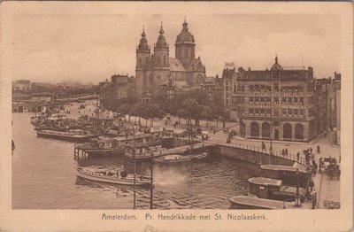 AMSTERDAM - Prins Hendrikkade met St. Nicolaaskerk