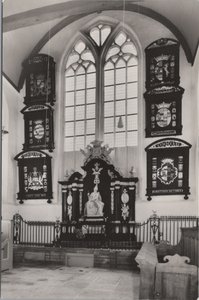 OOSTHUIZEN EN HOBREDE - Graftombe met rouwkassen in monumentaal kerkgebouw