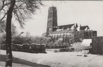 ZALTBOMMEL - St. Maartenskerk met Oude Stadsmuur