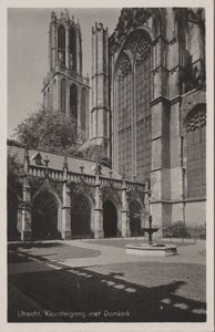 UTRECHT - Kloostergang met Domkerk