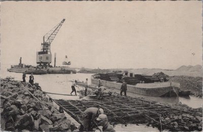 ZUIDERZEEWERKEN - Het storten van basaltstenen op een zinkstuk