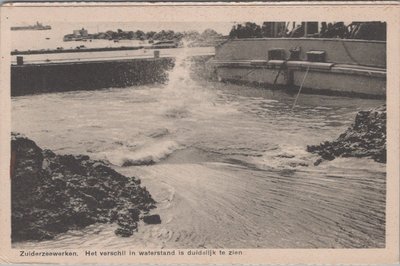 ZUIDERZEEWERKEN - Het verschil in waterstand is duidelijk te zien