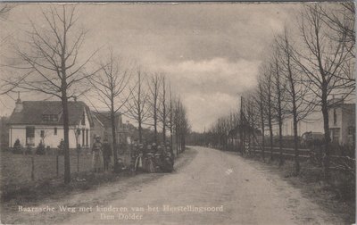 DEN DOLDER - Baarnsche Weg met kinderen van het Herstellingsoord Den Dolder