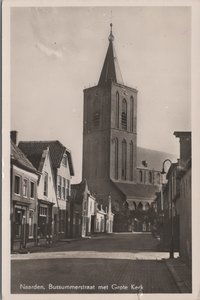 NAARDEN - Bussumerstraat met Grote Kerk