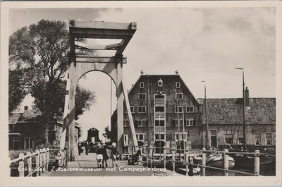 ENKHUIZEN - Zuiderzeemuseum met Compagniebrug