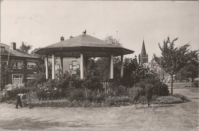 SLIEDRECHT - Muziektent en plantsoen Dr. Langeveldplein