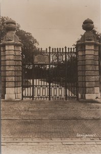 VOORSCHOTEN - Pensionaat O. L. Vr. v. Lourdes. Inrijpoort