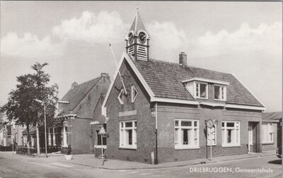 DRIEBRUGGEN - Gemeentehuis