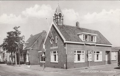 DRIEBRUGGEN - Gemeentehuis