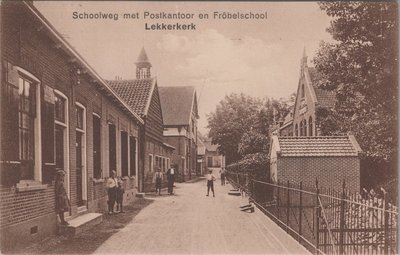 LEKKERKERK - Schoolweg met Postkantoor en Fröbelschool