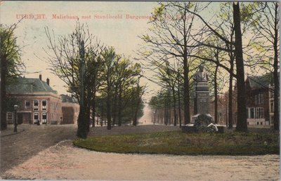 UTRECHT - Maliebaan met Standbeeld Burgemeester Dr. Reijger