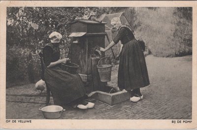 VELUWE - Op de Veluwe. Bij de Pomp