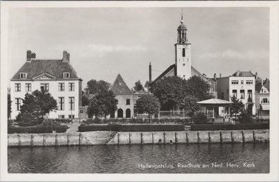 HELLEVOETSLUIS - Raadhuis en Ned. Herv. Kerk