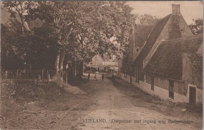 VLIELAND - Dorpstraat met ingang weg Badpaviljoen