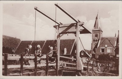 MARKEN - Gezicht op brug en kerk