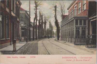 SASSENHEIM - Dorpsstraat met Hotel 't Bruine Paard