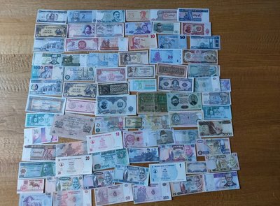 Collectie van circa 75 verschillende bankbiljetten deels UNC