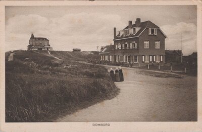 DOMBURG - Klederdracht, gezicht op huizen