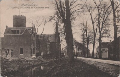 HELLEVOETSLUIS - Pastorie, watertoren en Katholieke kerk