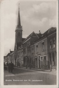 BRIELLE - Voorstraat met St. Jacobskerk