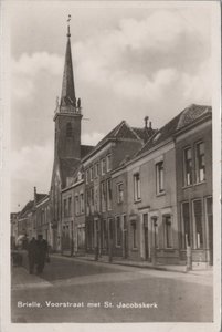 BRIELLE - Voorstraat met St. Jacobskerk