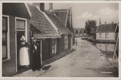 VOLENDAM - Klederdracht, gezicht op Volendam