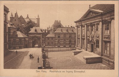 DEN HAAG - Mauritshuis en Ingang Binnenhof
