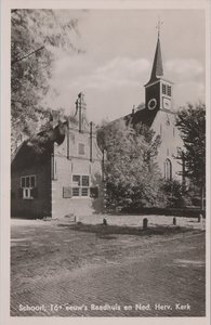 SCHOORL - 16e eeuw's Raadhuis en Ned. Herv. Kerk