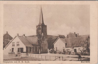 MAURIK - Dorpsplein met N. H. Kerk