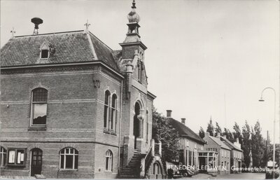 BENEDEN LEEUWEN - Gemeentehuis