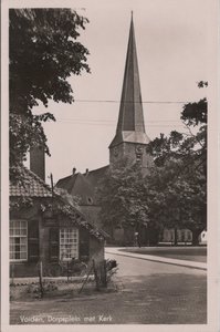 VORDEN - Dorpsplein met Kerk