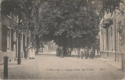 TWELLO - Langs hotel van Enter