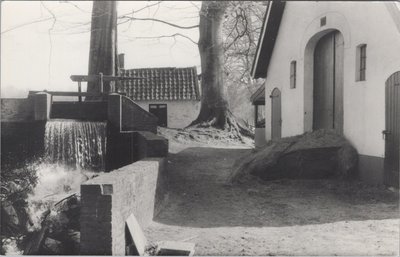 STAVERDEN - Korenmolen bij kasteel. Foto: voorjaar 1985