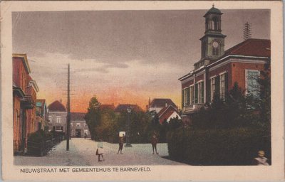 BARNEVELD - Nieuwstraat met Gemeentehuis